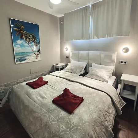 Lejlighed Stylish 2-bedroom With Ac & Pool *