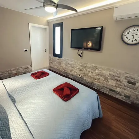 Stylish 2-bedroom With Ac & Pool Lejlighed *
