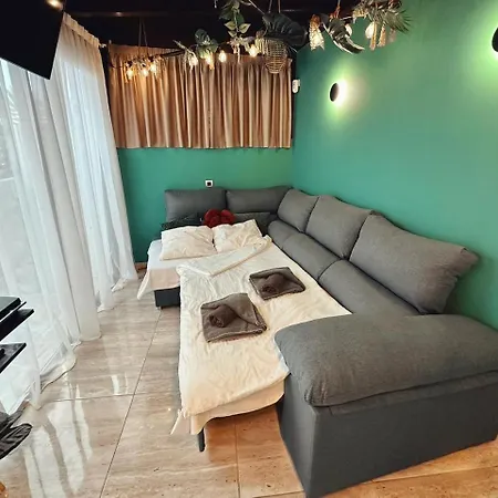 Stylish 2-bedroom With Ac & Pool *