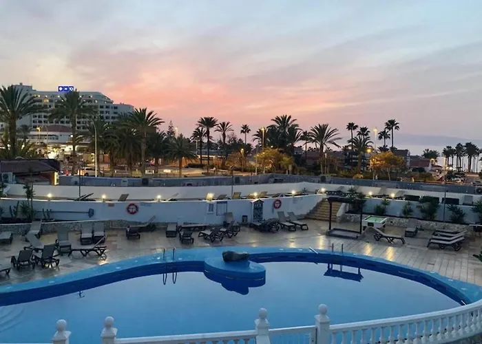 Stylish 2-bedroom With Ac & Pool