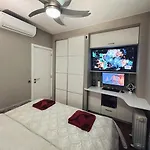 Stylish 2-bedroom With Ac & Pool Apartman