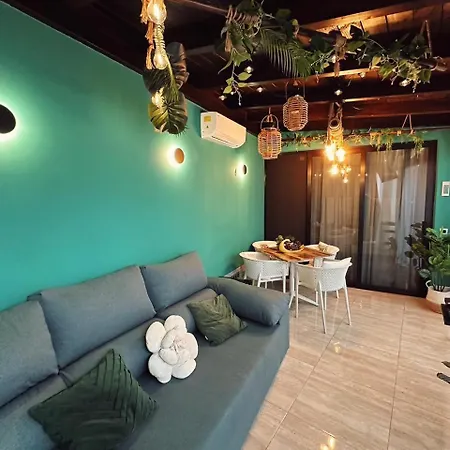 Stylish 2-bedroom With Ac & Pool アパート *