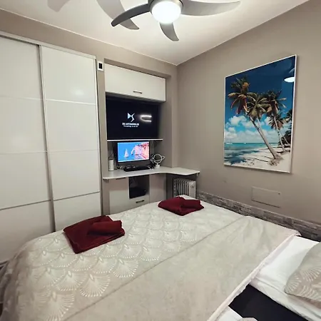 Stylish 2-bedroom With Ac & Pool Апартаменты Арона