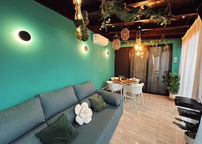 Stylish 2-bedroom With Ac & Pool アパート *