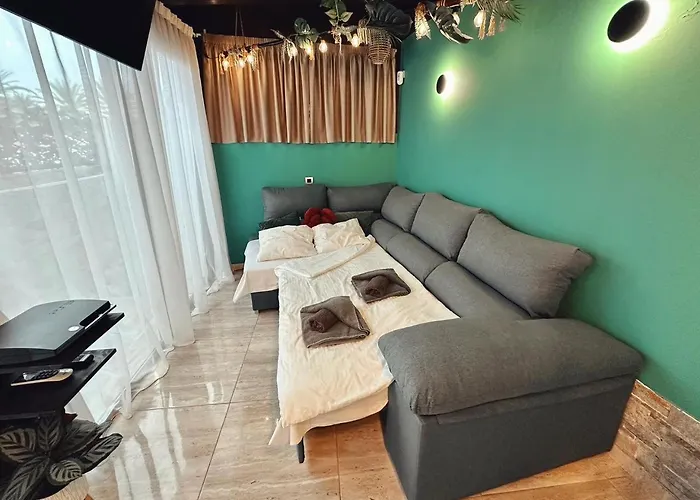 Stylish 2-bedroom With Ac & Pool *