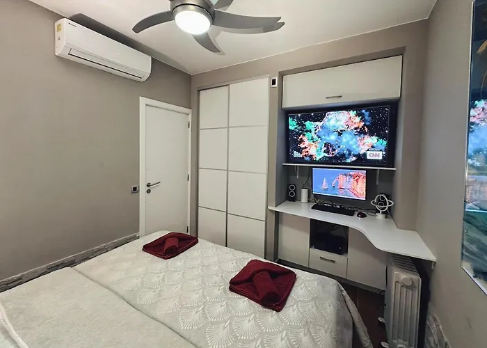 Stylish 2-bedroom With Ac & Pool アパート