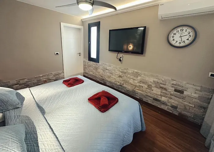 Stylish 2-bedroom With Ac & Pool アパート *